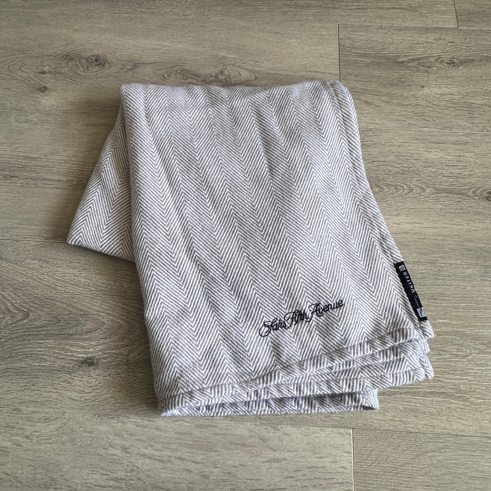 Saks Fifth Avenue x United Airlines Herringbone Travel Blanket Inflight 48x56